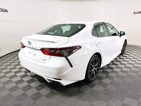 Used 2023 Toyota Camry SE image 3