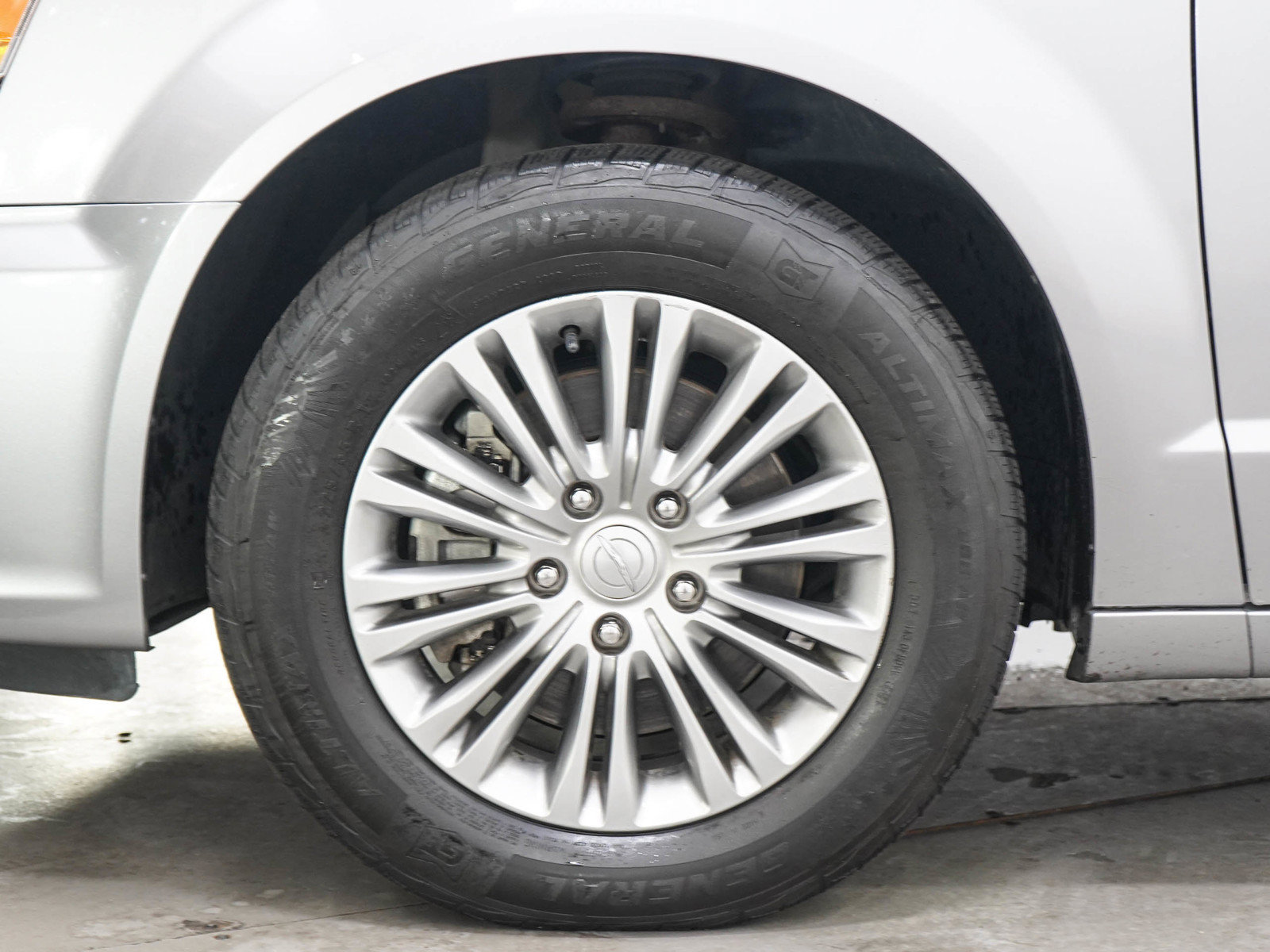 Used 2016 Chrysler Town & Country Touring-L w/ Driver Convenience Group FWD image 31