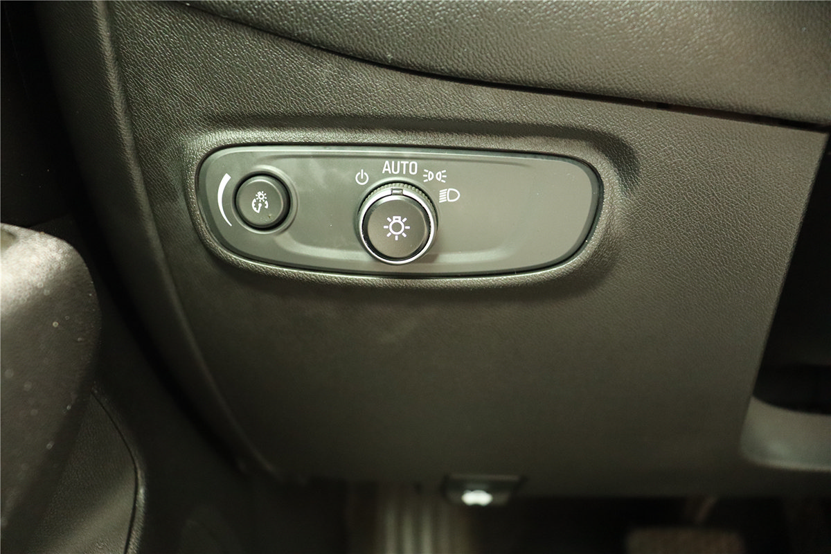Used 2020 Chevrolet Equinox LT FWD image 28