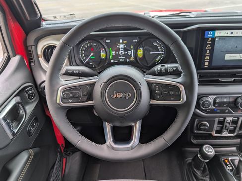 Used 2025 Jeep Wrangler Unlimited Sahara AWD/4WD image 23