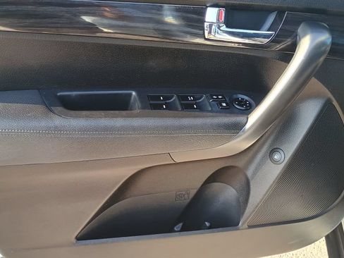 Used 2012 Kia Sorento LX w/ Convenience Pkg FWD image 18