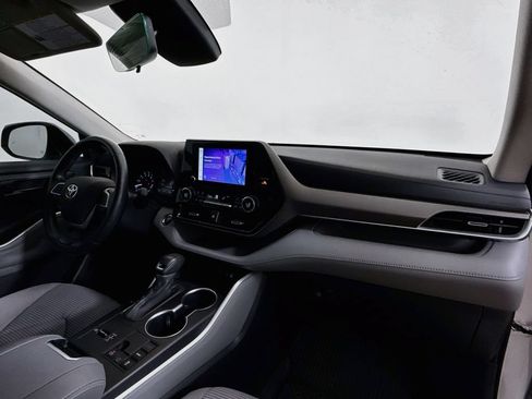 Used 2023 Toyota Highlander LE FWD image 28