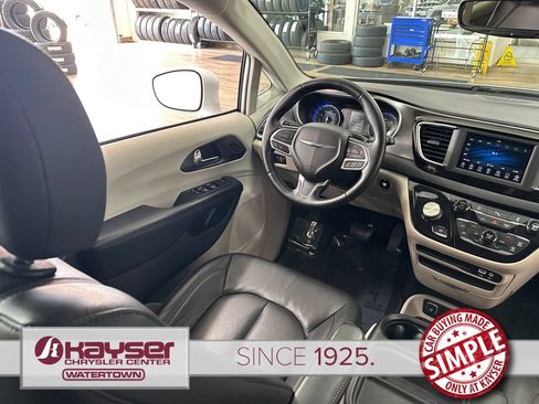 Used 2020 Chrysler Pacifica Touring-L FWD image 14