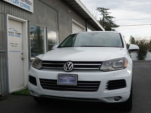 Used 2014 Volkswagen Touareg TDI image 2