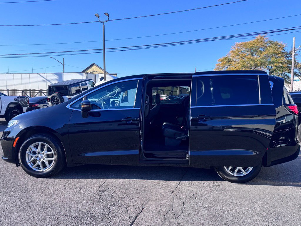 Used 2025 Chrysler Pacifica Select FWD image 4