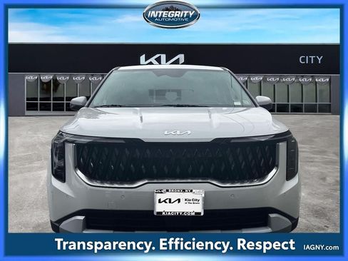 Used 2026 Kia Carnival FWD image 2