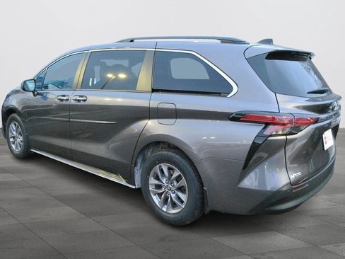 Certified 2022 Toyota Sienna XLE image 4