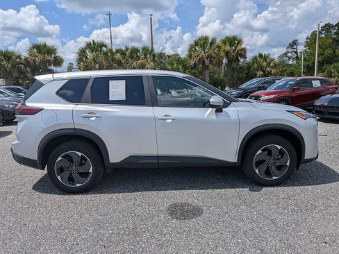 Used 2025 Nissan Rogue SV AWD/4WD image 2