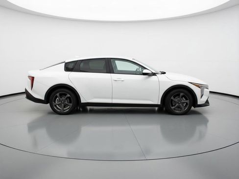 Used 2025 Kia K4 LXS image 11