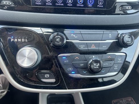 Used 2017 Chrysler Pacifica Touring-L FWD image 22