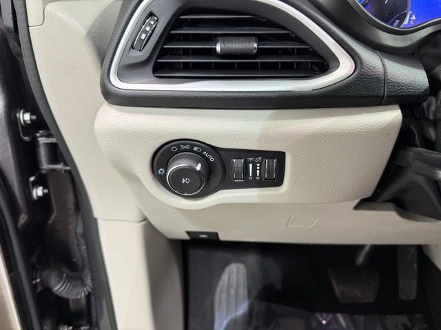 Used 2022 Chrysler Pacifica Touring-L FWD image 18