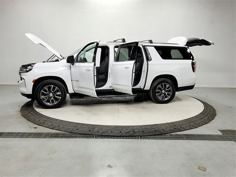 Used 2024 Chevrolet Suburban LT w/ Luxury Package image 12