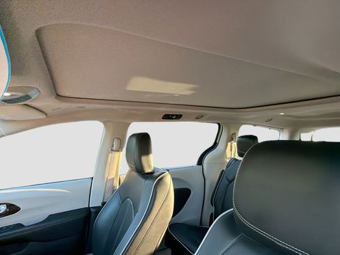 Used 2022 Chrysler Pacifica Limited image 27