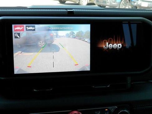 Used 2024 Jeep Gladiator Rubicon w/ Technology Group AWD/4WD image 32