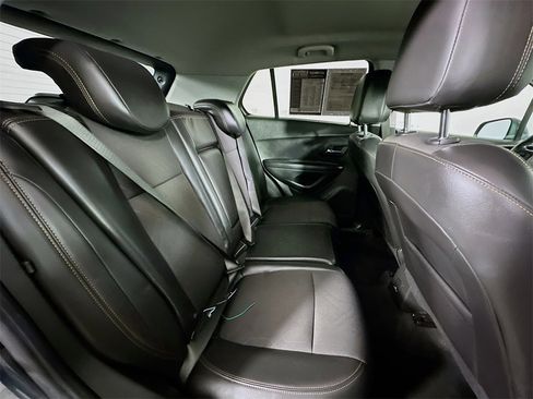 Used 2022 Chevrolet Trax LT w/ LT Convenience Package image 11