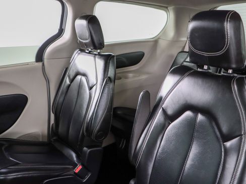 Used 2023 Chrysler Pacifica Touring-L FWD image 24