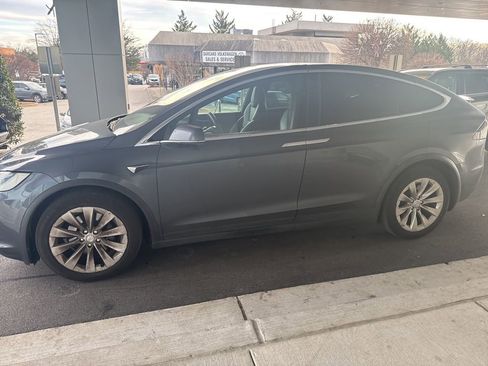 Used 2018 Tesla Model X 100D image 2