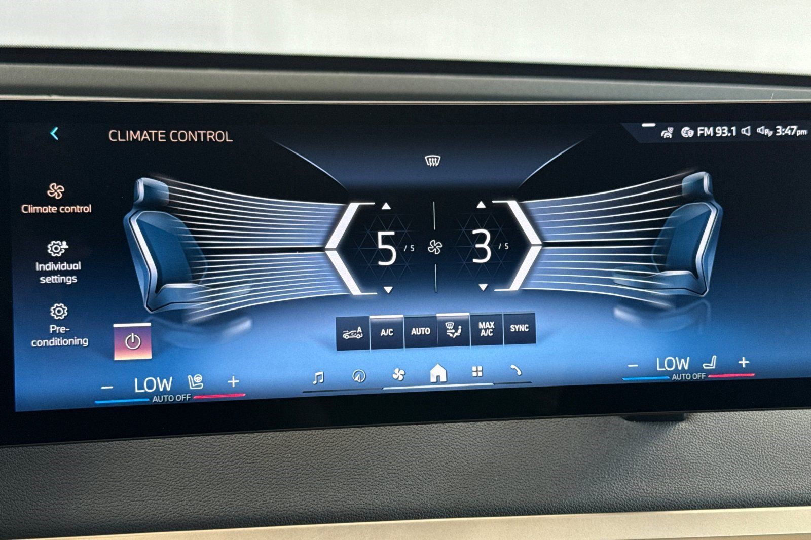 Used 2024 BMW iX xDrive50 w/ Sport Package AWD/4WD image 28