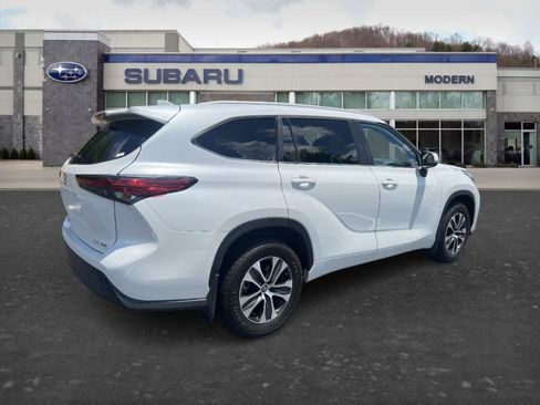 Used 2023 Toyota Highlander XLE AWD/4WD image 5