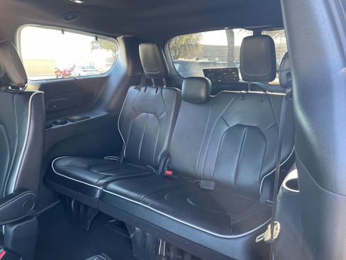 Used 2025 Chrysler Pacifica Limited image 34