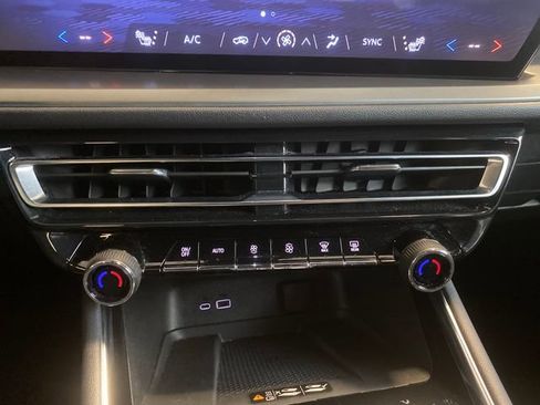 Used 2025 Chevrolet Traverse LT FWD image 23