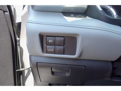 Used 2023 Toyota Highlander XLE FWD image 13