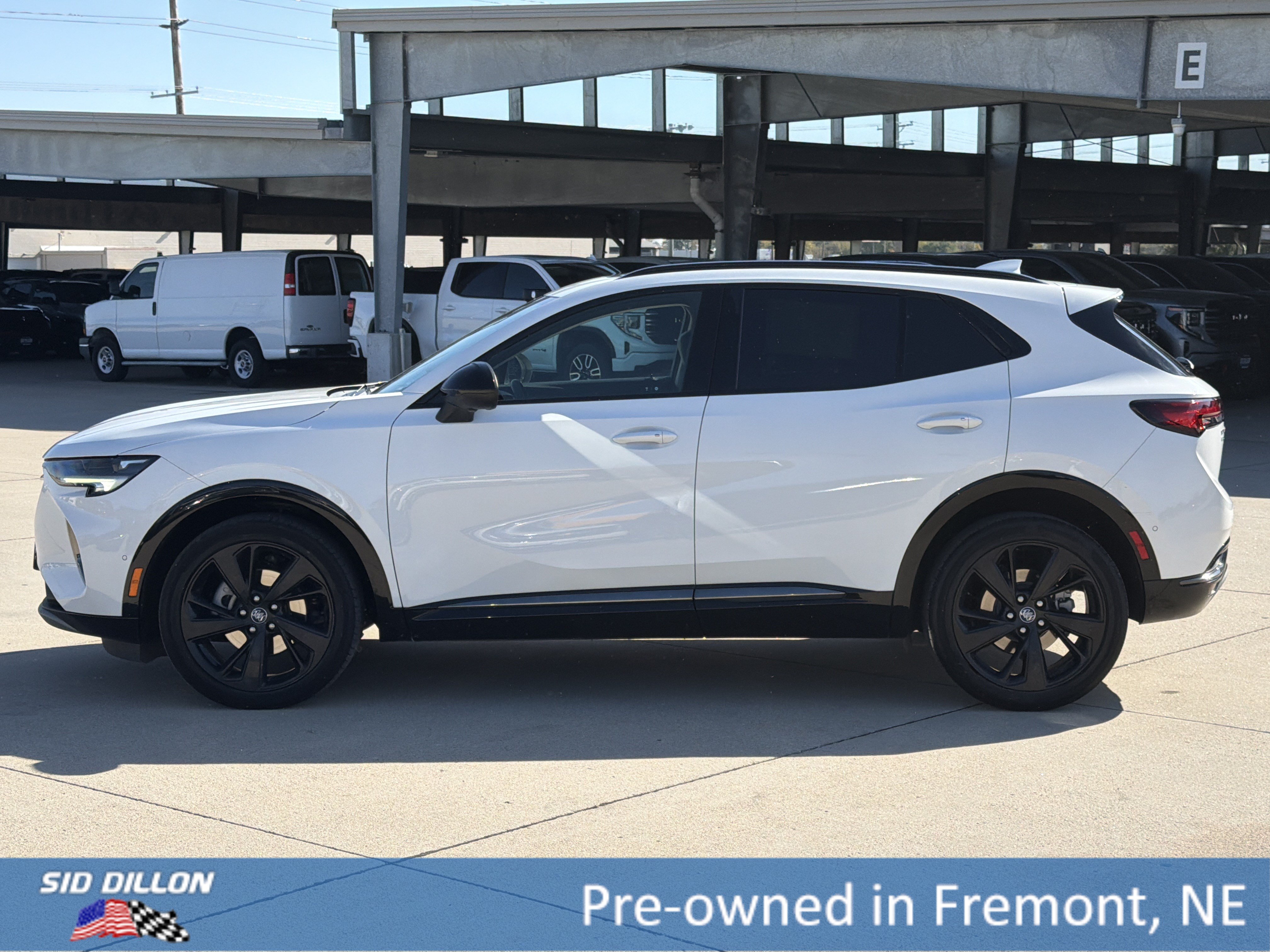 Used 2022 Buick Envision Essence w/ Technology Package II AWD/4WD image 2
