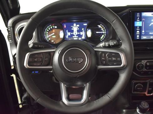 Used 2025 Jeep Wrangler Unlimited Sahara AWD/4WD image 15