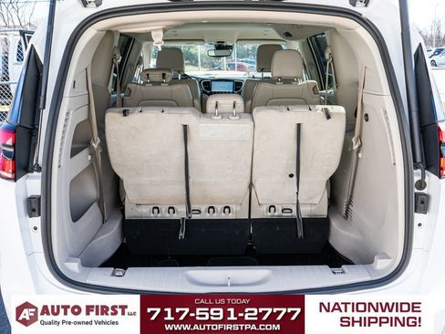 Used 2021 Chrysler Pacifica Touring-L image 12
