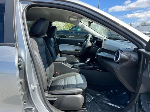 Used 2025 Chevrolet Trax LT FWD image 18