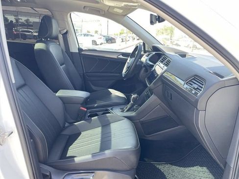 Used 2023 Volkswagen Tiguan SE w/ Panoramic Sunroof Package FWD image 28