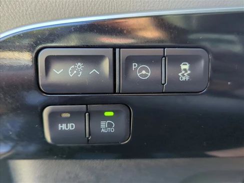 Used 2018 Toyota Prius Four image 21