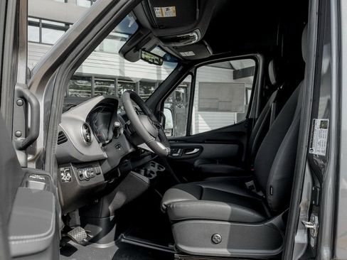 Used 2025 Mercedes-Benz Sprinter 2500 image 12
