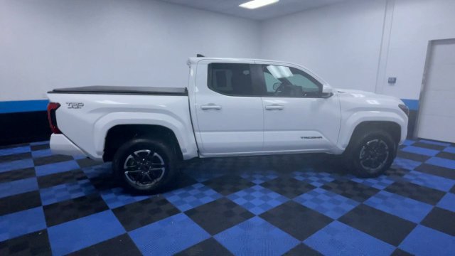 Used 2024 Toyota Tacoma TRD Sport AWD/4WD image 9