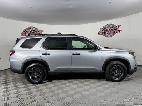 Used 2025 Honda Pilot TrailSport image 8