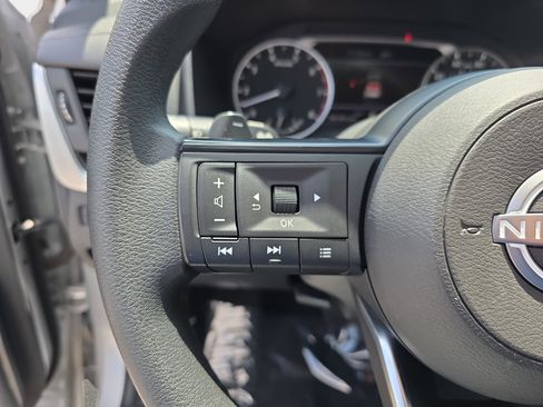 Used 2024 Nissan Rogue SV AWD/4WD image 15
