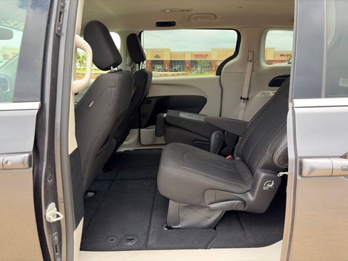 Used 2023 Chrysler Voyager LX FWD image 11
