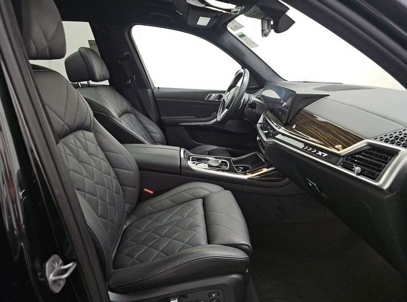 Used 2024 BMW X7 xDrive40i w/ M Sport Package AWD/4WD image 6