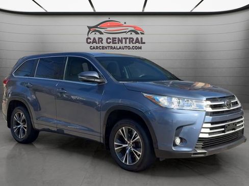 Used 2018 Toyota Highlander Plus AWD/4WD image 3