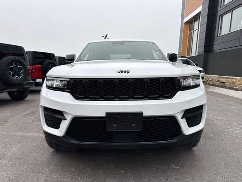 Used 2023 Jeep Grand Cherokee Altitude AWD/4WD image 8