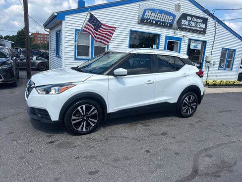 Used 2018 Nissan Kicks SV FWD image 3