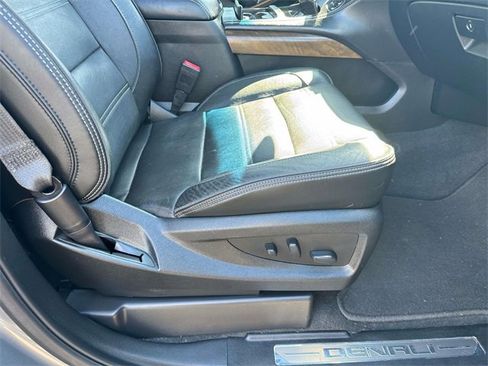 Used 2020 GMC Yukon XL Denali w/ Denali Premium Package image 17