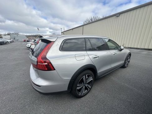 Used 2025 Volvo V60 B5 Cross Country Plus image 7