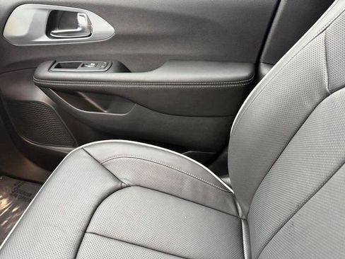 New 2026 Chrysler Pacifica Limited w/ S Appearance Package image 30