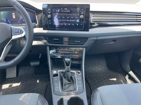 Certified 2025 Volkswagen Jetta SE w/ Sunroof Package image 11