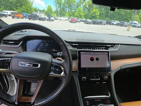 Used 2023 Jeep Grand Cherokee L Summit w/ Advanced Protech Group IV AWD/4WD image 5