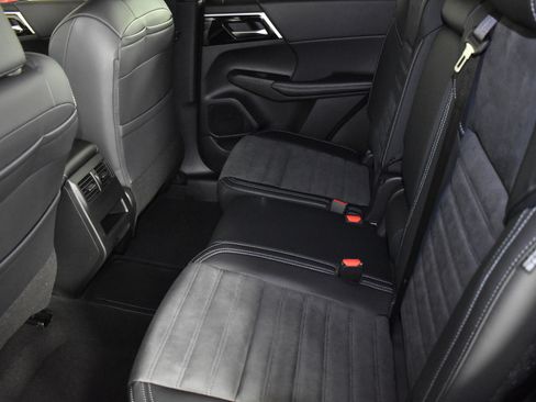 Used 2025 Mitsubishi Outlander SE image 15