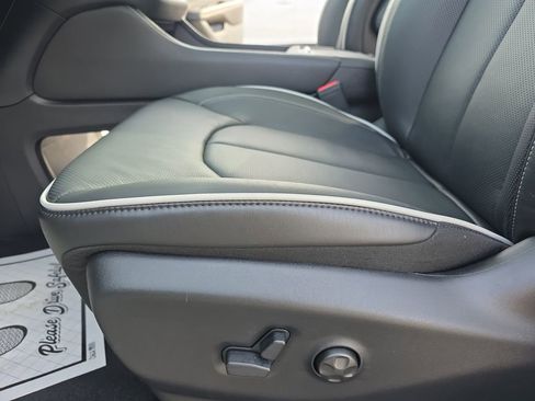 New 2026 Chrysler Pacifica Limited image 33