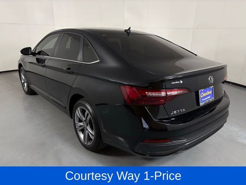 Used 2024 Volkswagen Jetta SE FWD image 8