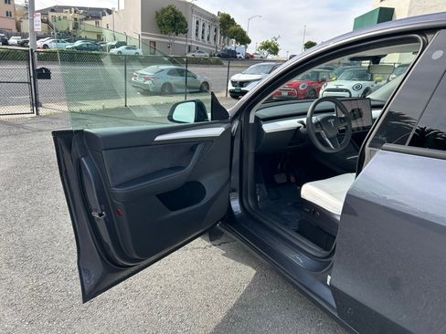 Used 2023 Tesla Model Y Long Range image 9